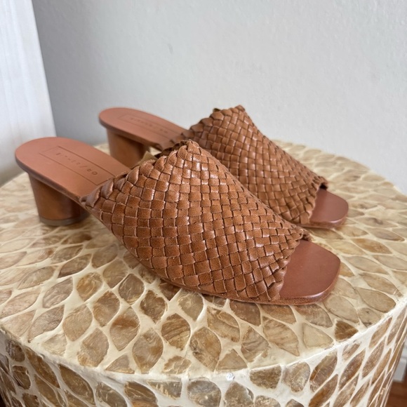 New Either/ OR Tan Woven Leather Heels Sandals Size 9 - Picture 4 of 13